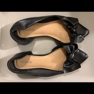 TORRID SIZE 12 BLACK BOW FLAT